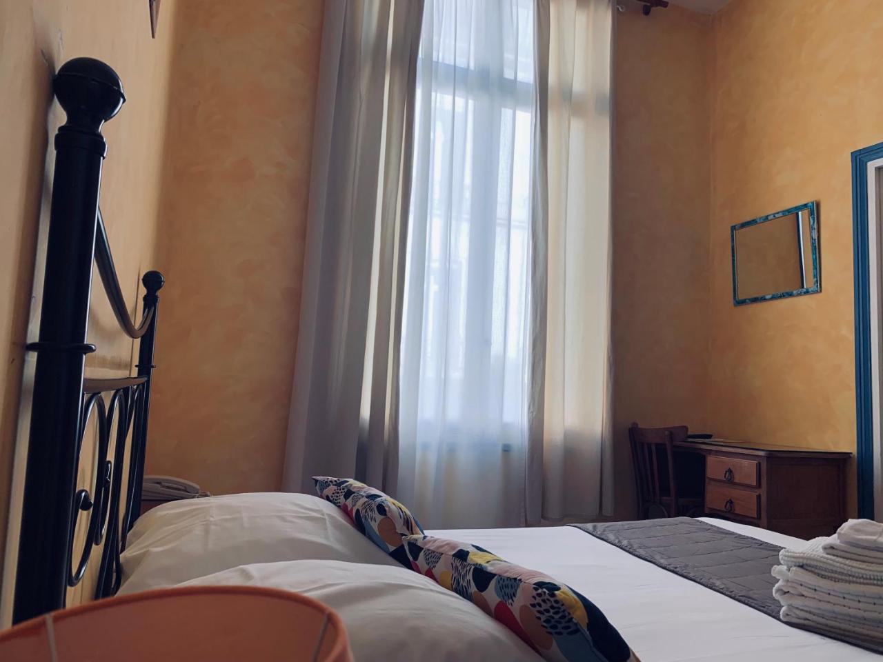 Hotel Moderne Tours Bagian luar foto
